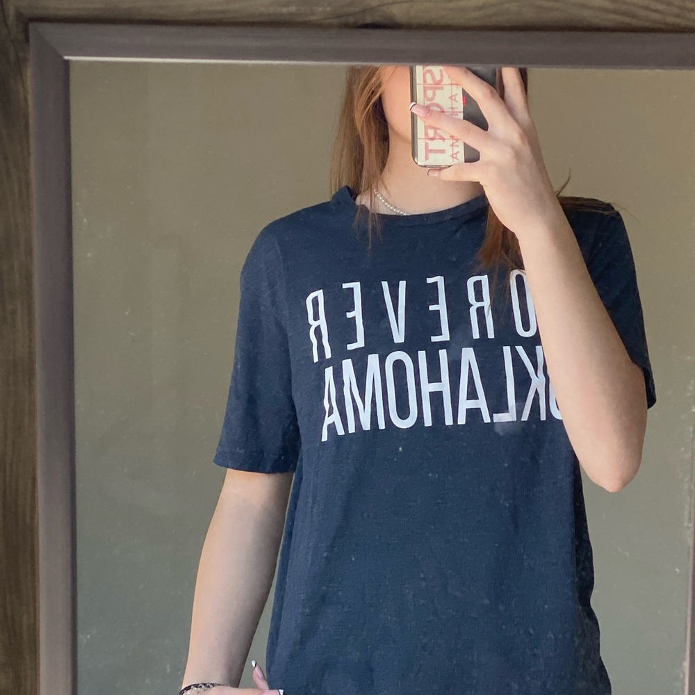 Size small. Short sleeve shirt
